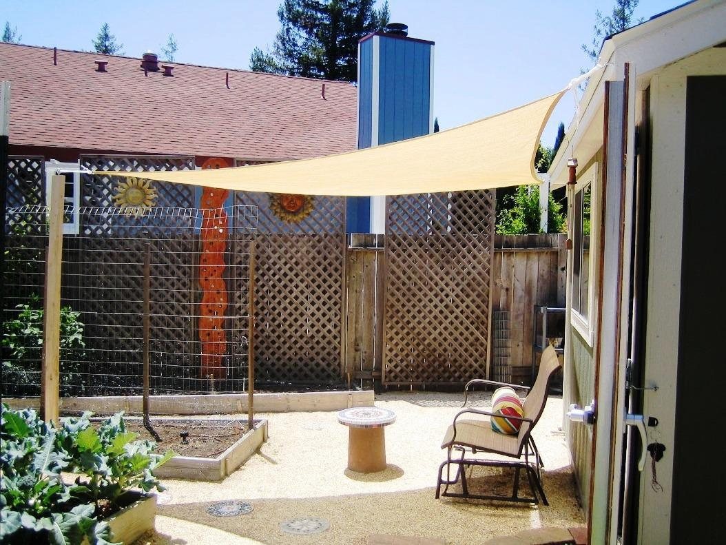 Patio Shade Ideas Inexpensive Ways To Shade Your Deck Carehomedecor in measurements 1054 X 791